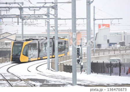宇都宮平石停留場　ライトレールと雪景色 136470873