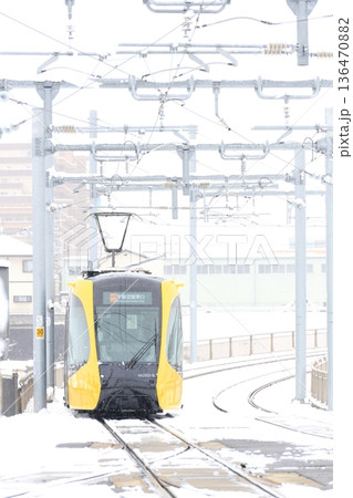 宇都宮平石停留場　ライトレールと雪景色 136470882