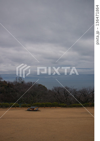 雨上がりの空と雲が広がる静かな湖と山の風景 136471864