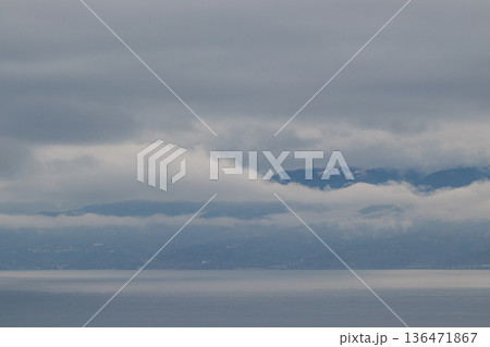 雨上がりの空と雲が広がる静かな湖と山の風景 136471867