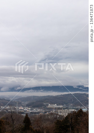 雨上がりの空と雲が広がる静かな湖と山の風景 雨上がりの空と雲が広がる静かな湖と山の風景 136471873