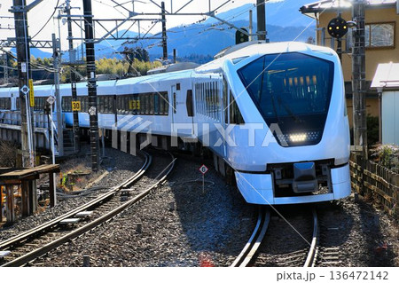冬景色の大谷川を眺めつつ超豪華特急は日光・鬼怒川へ… 東武鉄道・特急『スペーシアX』N100系 136472142