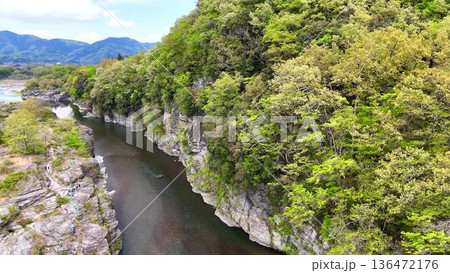 荒川の浸食によって作られた長瀞岩畳の独特な地形と新緑の絶景│地球の窓と呼ばれる埼玉の景勝地 荒川の浸食によって作られた長瀞岩畳の独特な地形と新緑の絶景│地球の窓と呼ばれる埼玉の景勝地 136472176