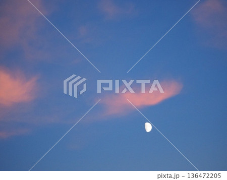 空に浮かぶ月　秋の夕暮れどき 136472205