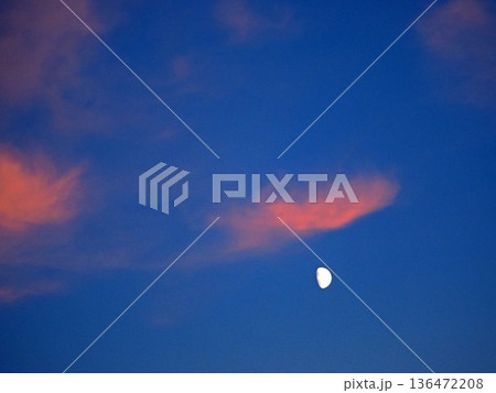 空に浮かぶ月　秋の夕暮れどき 136472208