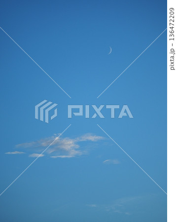 空に浮かぶ月 秋の夕暮れどき 空に浮かぶ月 秋の夕暮れどき 136472209