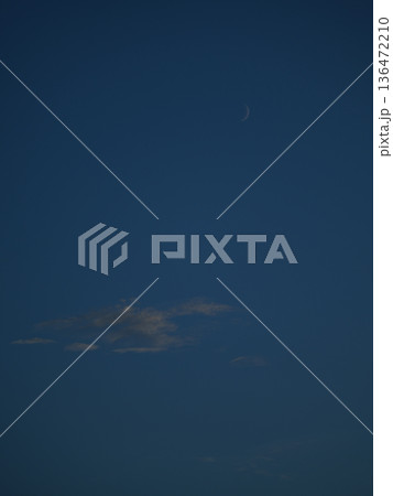 空に浮かぶ月 秋の夕暮れどき 空に浮かぶ月 秋の夕暮れどき 136472210
