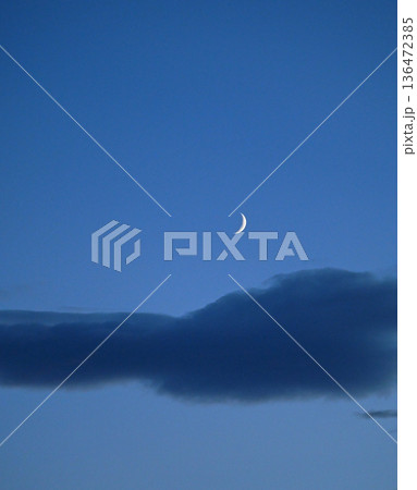 雲の上に浮かぶ月　秋の夕暮れどき 136472385