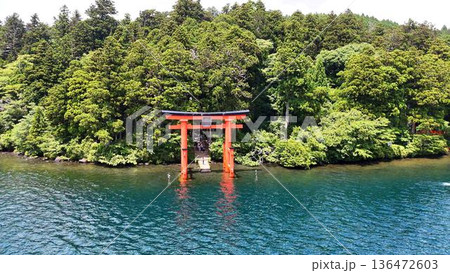 深い緑の森を背景に芦ノ湖に鎮座する箱根神社の平和の鳥居│朱色が映える日本の伝統的な風景 深い緑の森を背景に芦ノ湖に鎮座する箱根神社の平和の鳥居│朱色が映える日本の伝統的な風景 136472603