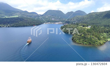 芦ノ湖を優雅に進む箱根海賊船と雄大な外輪山の山並み│広大な湖と空が広がるリゾート地の絶景 芦ノ湖を優雅に進む箱根海賊船と雄大な外輪山の山並み│広大な湖と空が広がるリゾート地の絶景 136472604