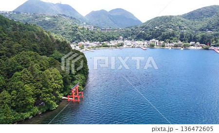 湖上に立つ平和の鳥居と対岸に広がる元箱根港周辺の街並み│緑豊かな自然と観光地が調和した風景 136472605