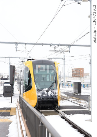 宇都宮平石停留場 「ライトレールと雪景色」 宇都宮平石停留場 「ライトレールと雪景色」 136472912
