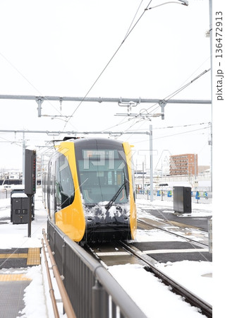 宇都宮平石停留場　「ライトレールと雪景色」 136472913