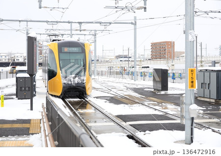 宇都宮平石停留場 「ライトレールと雪景色」 宇都宮平石停留場 「ライトレールと雪景色」 136472916