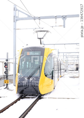 宇都宮平石停留場 「ライトレールと雪景色」 宇都宮平石停留場 「ライトレールと雪景色」 136472917