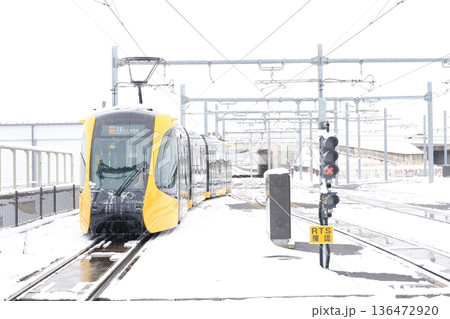宇都宮平石停留場 「ライトレールと雪景色」 宇都宮平石停留場 「ライトレールと雪景色」 136472920