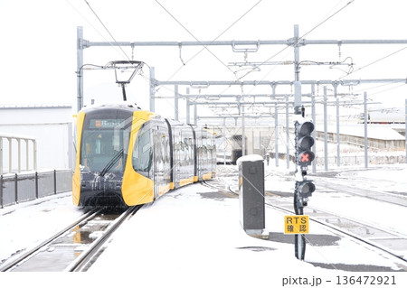 宇都宮平石停留場　「ライトレールと雪景色」 136472921