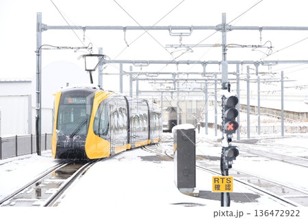 宇都宮平石停留場　「ライトレールと雪景色」 136472922