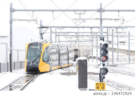 宇都宮平石停留場　「ライトレールと雪景色」 136472924