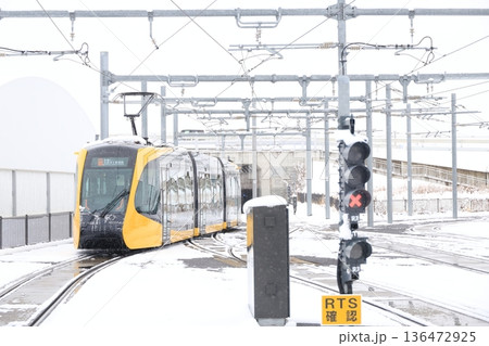 宇都宮平石停留場　「ライトレールと雪景色」 136472925
