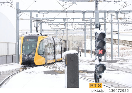 宇都宮平石停留場 「ライトレールと雪景色」 宇都宮平石停留場 「ライトレールと雪景色」 136472926