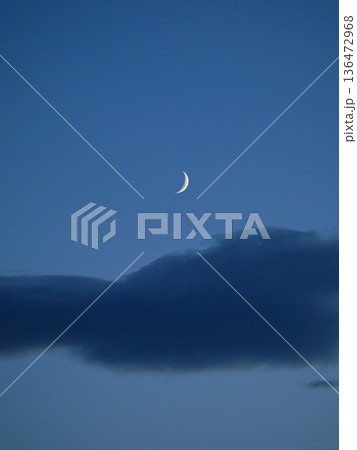 夕暮れの空に浮かぶ月　三日月 136472968