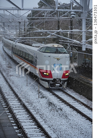 雪の中を走行する特急くろしお JR西日本 雪の中を走行する特急くろしお JR西日本 136473301