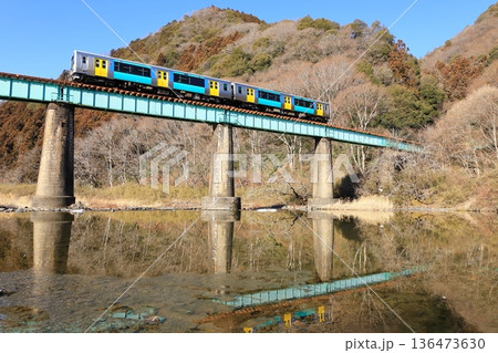 水郡線「真冬の久慈川と第四久慈川橋梁を走る列車」 136473630
