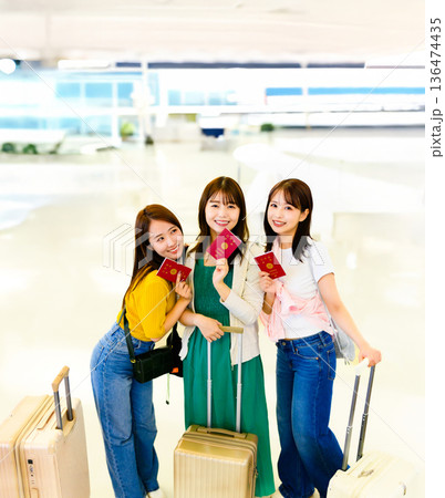 空港で喜ぶ女性三人 ■撮影協力：関西国際空港（KIX） 136474435