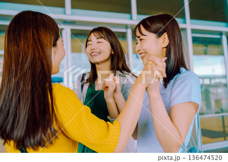 友人との再会喜び ■撮影協力:関西国際空港(KIX) 友人との再会喜び ■撮影協力:関西国際空港(KIX) 136474520