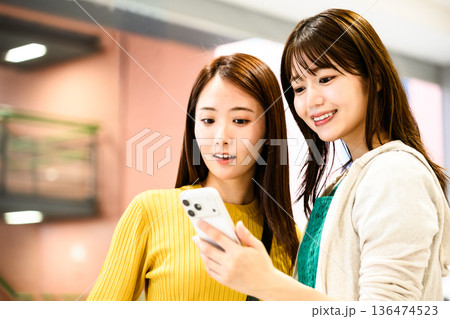 スマホ画面を見る友人二人 ■撮影協力：関西国際空港（KIX） 136474523