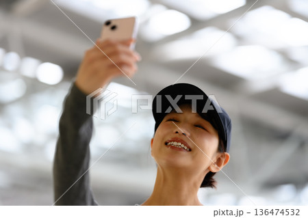 空港で自撮りする女性 ■撮影協力:関西国際空港(KIX) 空港で自撮りする女性 ■撮影協力:関西国際空港(KIX) 136474532