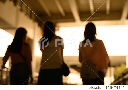 通路を進む女性三人 ■撮影協力：関西国際空港（KIX） 136474542