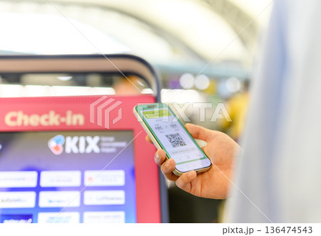 スマホで空港チェックイン ■撮影協力:関西国際空港(KIX) スマホで空港チェックイン ■撮影協力:関西国際空港(KIX) 136474543