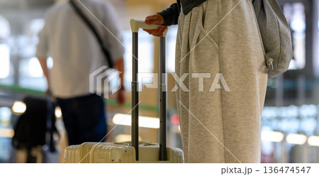 旅行用スーツケースを引く ■撮影協力:関西国際空港(KIX) 旅行用スーツケースを引く ■撮影協力:関西国際空港(KIX) 136474547