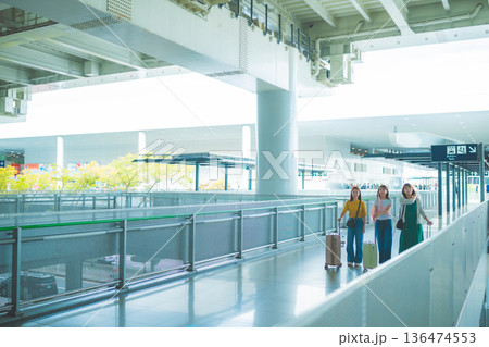 空港で旅行する女性三人 ■撮影協力：関西国際空港（KIX） 136474553