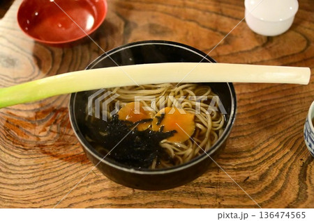 福島県の観光名所大内宿 ネギで食べる高遠蕎麦 136474565