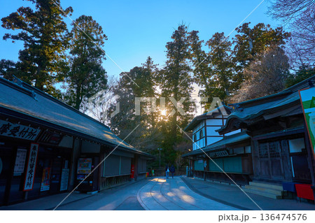 夕日差す東京都八王子市高尾町(高尾山)薬王院 札授与所の参道から西側方面 夕日差す東京都八王子市高尾町(高尾山)薬王院 札授与所の参道から西側方面 136474576