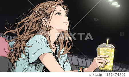 映画や演劇を鑑賞している若い女性