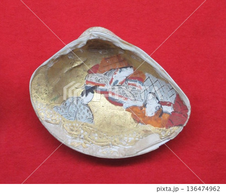 平安時代の遊戯「貝合わせ」に使われた絵が描かれたハマグリ 平安時代の遊戯「貝合わせ」に使われた絵が描かれたハマグリ 136474962
