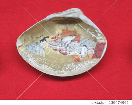 平安時代の遊戯「貝合わせ」に使われた絵が描かれたハマグリ 136474963