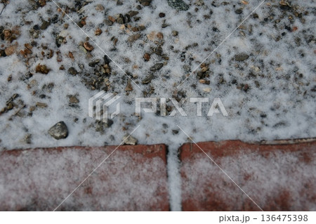 雪と砂利とブロック 雪と砂利とブロック 136475398