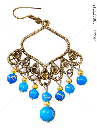 白背景に切り抜かれた青いビーズとアンティーク調真鍮のエスニックなピアス 136475737