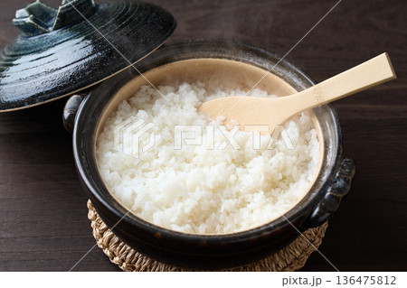 土鍋で炊いた炊き立てのご飯 136475812
