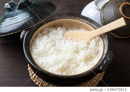 土鍋で炊いた炊き立てのご飯 136475813