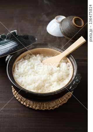 土鍋で炊いた炊き立てのご飯 136475814
