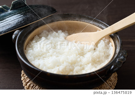 土鍋で炊いた炊き立てのご飯 136475819