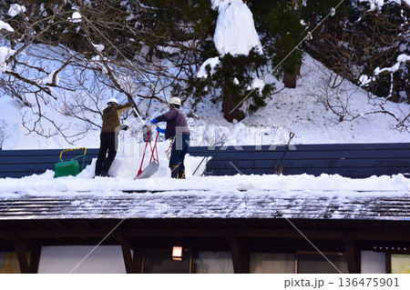 雪下ろし作業　屋根 136475901