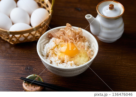 おかかを乗せた卵かけご飯 136476046