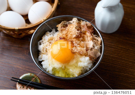 おかかを乗せた卵かけご飯 おかかを乗せた卵かけご飯 136476051